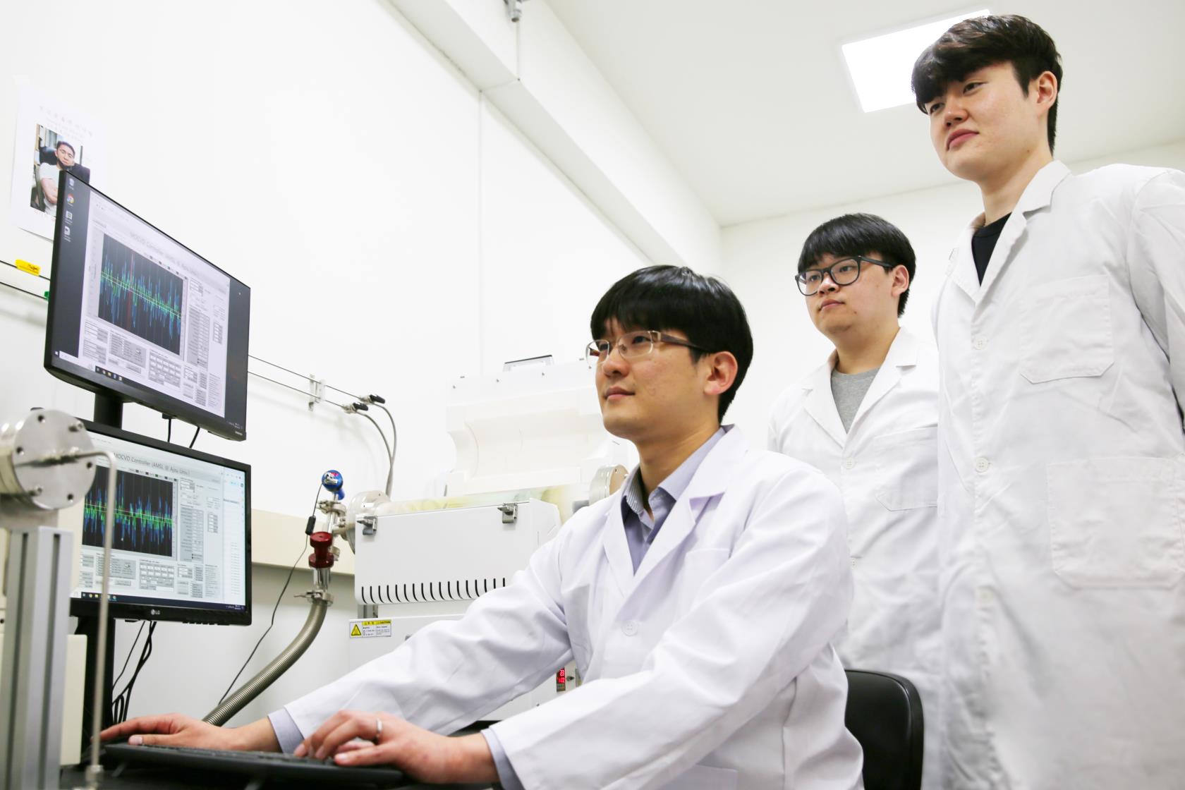 아주대∙UNIST, 차세대 반도체 소자 적용 기대 ‘엑시톤’ 상호작용 향상 기술 개발 썸네일