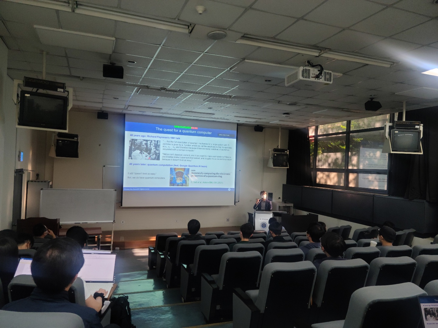 [물리학과 세미나] Protection of quantum coherence in solids