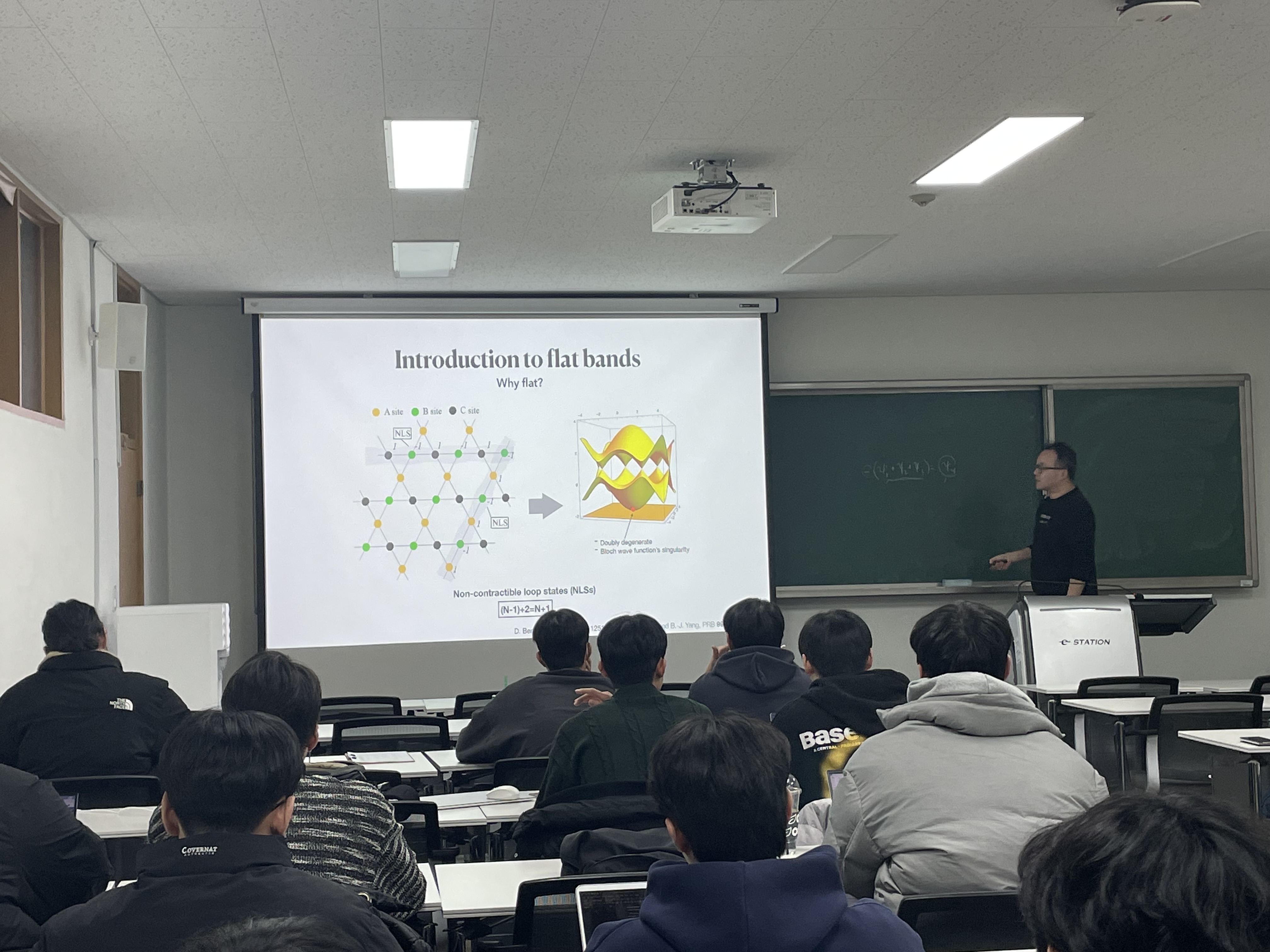 [물리학과 세미나(11/29)] Topology and symmetry of Bloch states from the point of view of compact localized states 