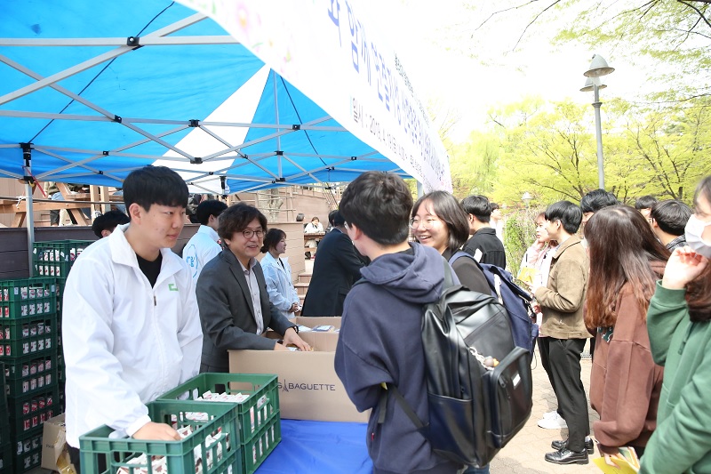 학생 격려를 위한 총장빵 행사 참석