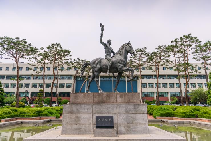 아주대학교 선구자상 전경