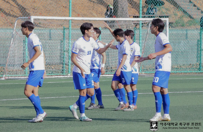 [사진: 아주대학교 축구부 프런트]