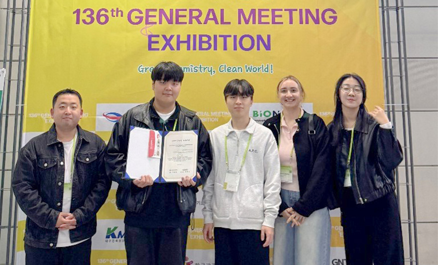 아주대학교 대학원 에너지시스템학과 석박통합과정 박주현 학생이 대한화학회에서 주관하는 ‘제136회 대한화학회 학술발표회’에서 바이오니아 우수포스터상을 수상했다.